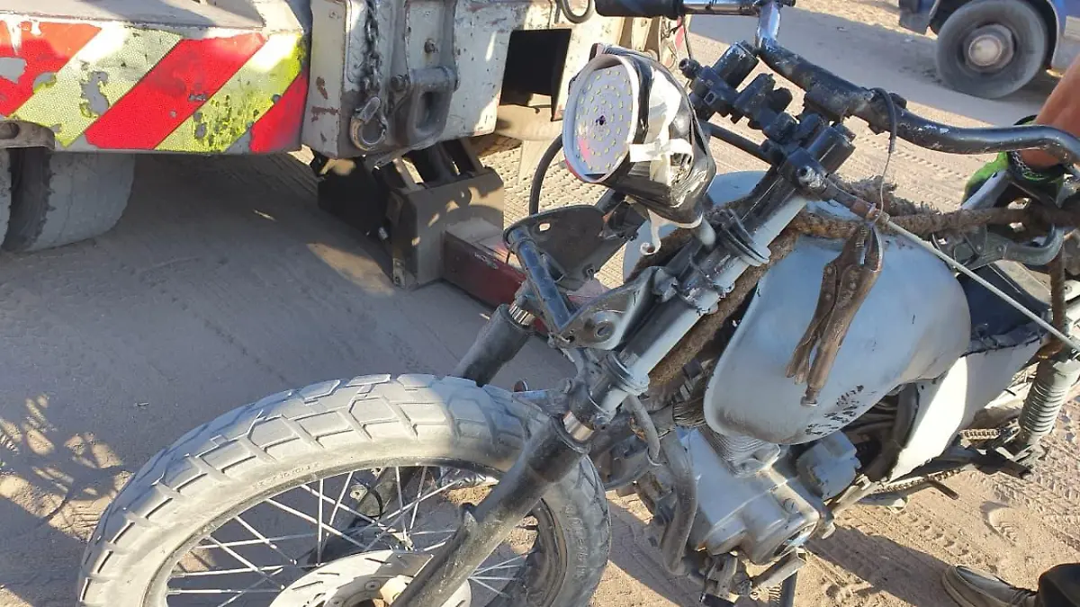 Imprudente motociclista choca
