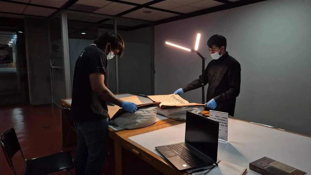 Historiadores de cultura en labores de investigación  (3)