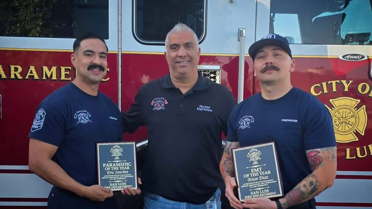 El departamento de Bomberos de San Luis, Arizona reconoció a dos elementos  (3)