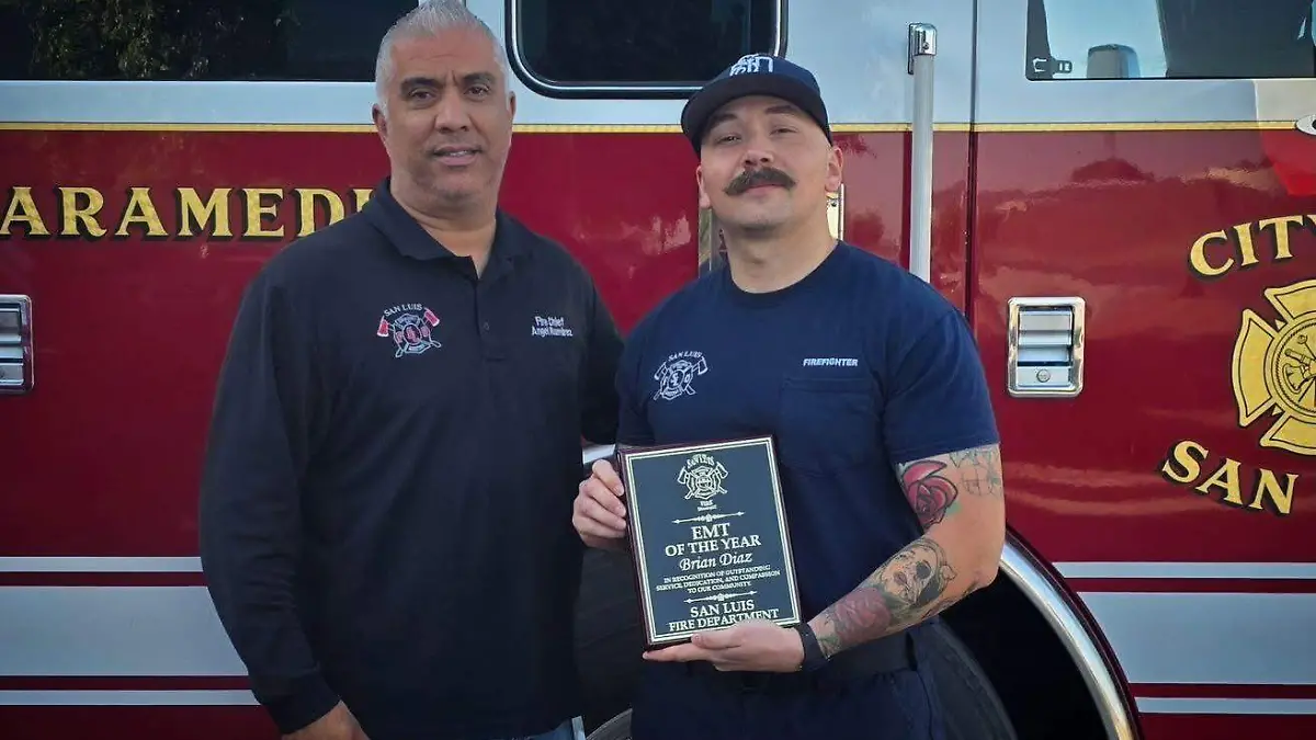 El departamento de Bomberos de San Luis, Arizona reconoció a dos elementos  