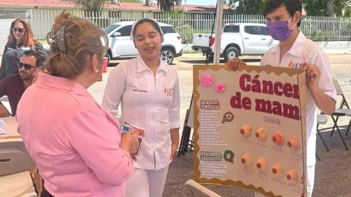 Estudiantes de la carrera de Enfermería de la UES presentan proyectos (4)