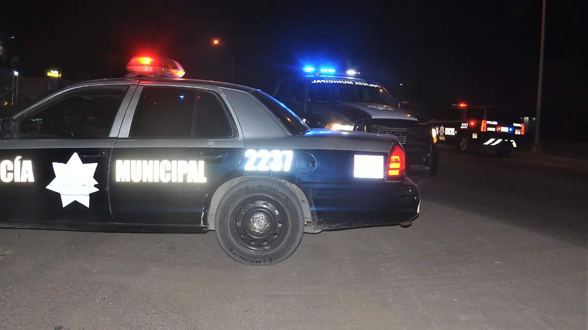 Busca la policía a golpeadores de dos hombres