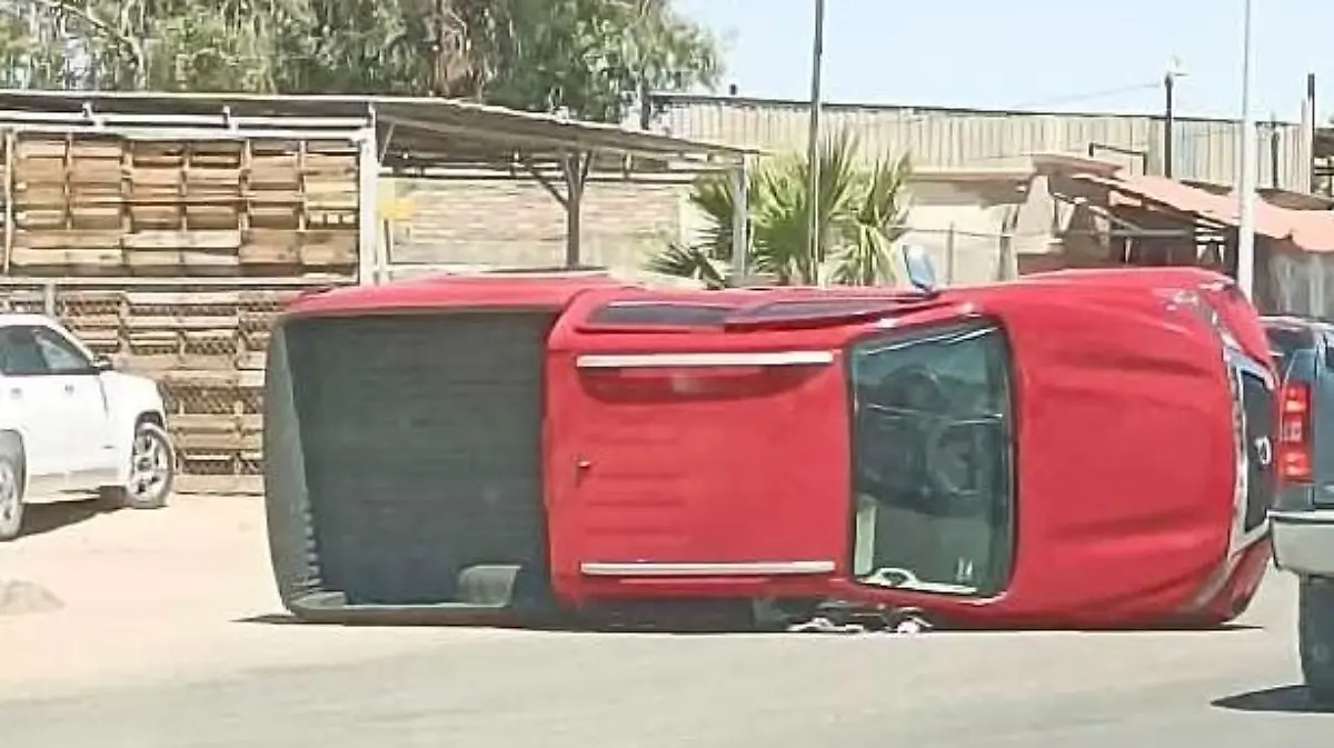 Aparatosa volcadura de pick up que provocó choque