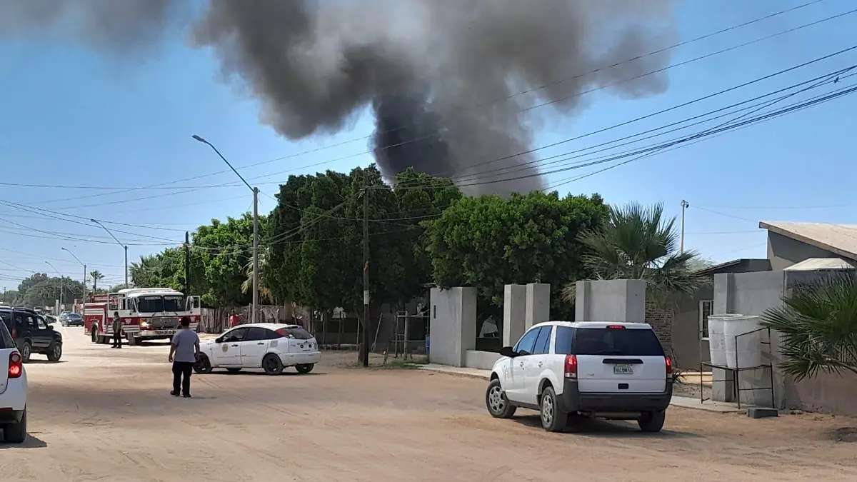 Acaba con casa de madera fuerte incendio