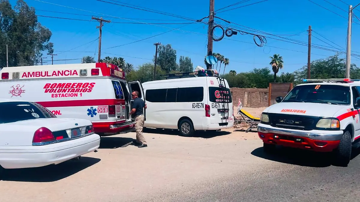 Auxilian bomberos a lesionados en choque