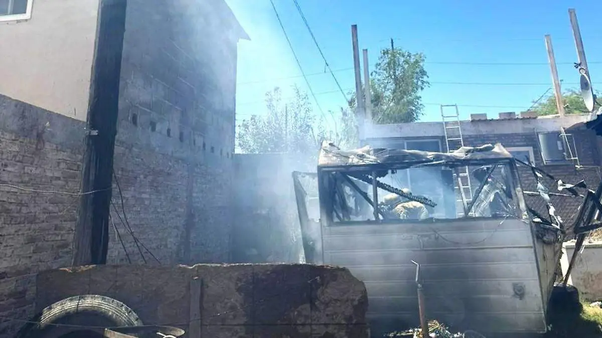 Daña poste de la CFE incendio en traila