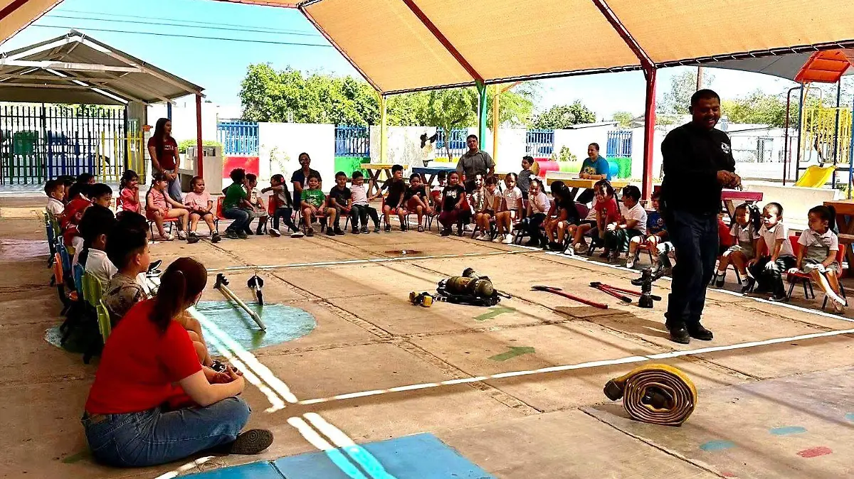 Bomberos visita escuela y realiza dinamicas (2)