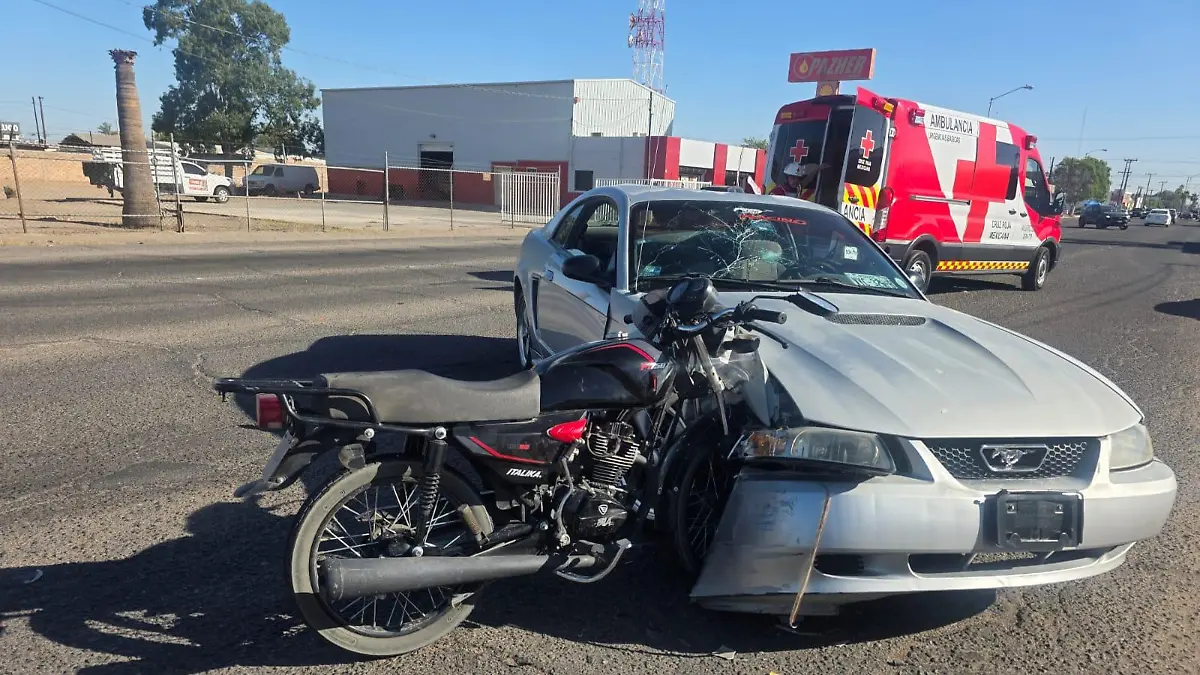 Se estrella motociclista contra auto