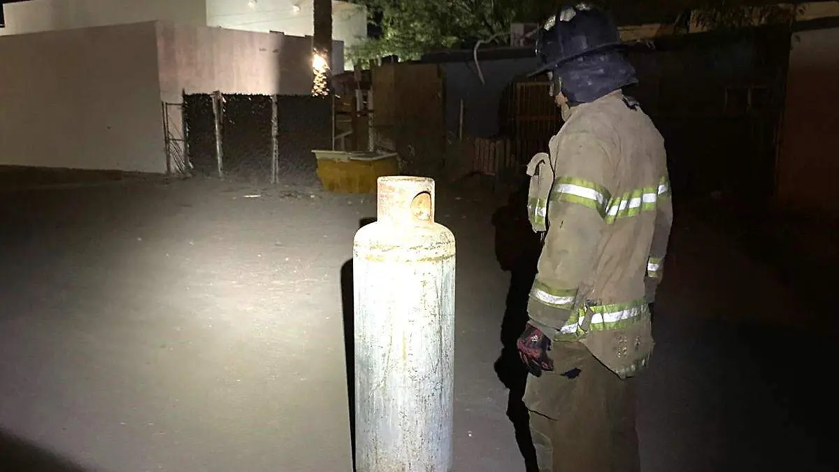 Atienden bomberos fuga de gas