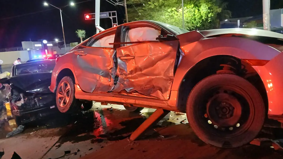 Huye tras provocar aparatoso choque en crucero
