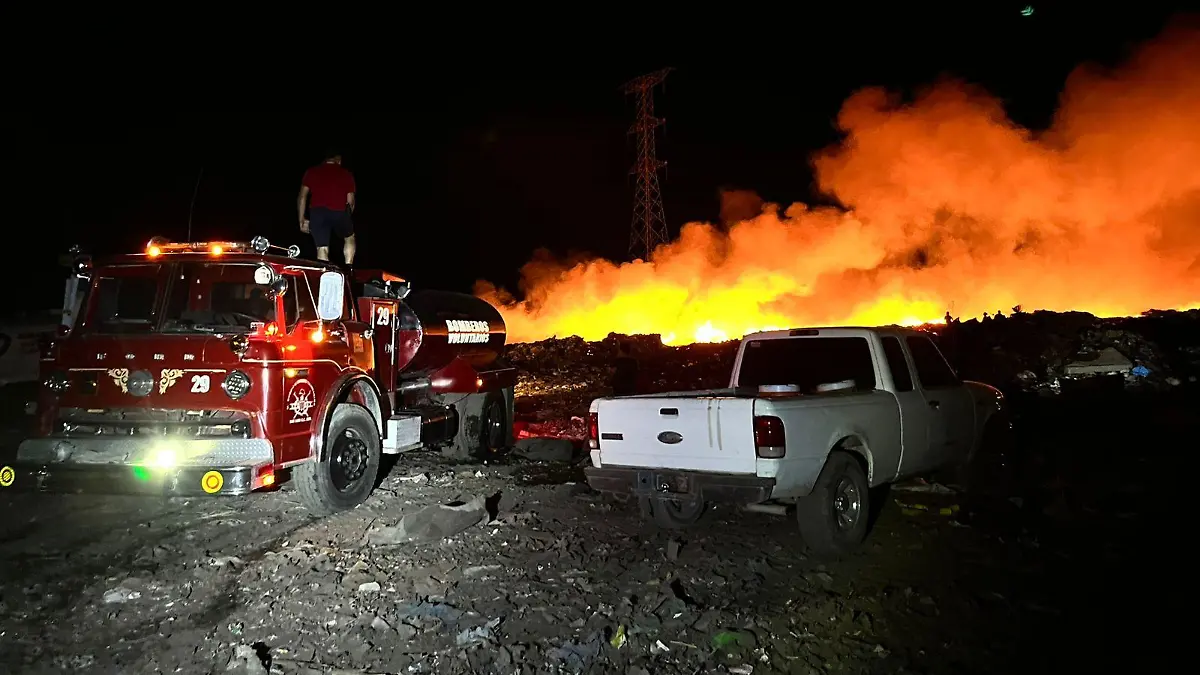 Voraz incendio en el relleno sanitario