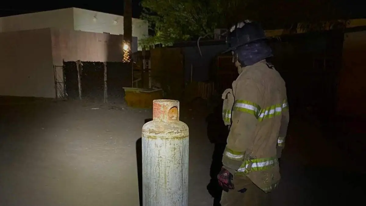 Llaman a bomberos por fuga de gas (3)