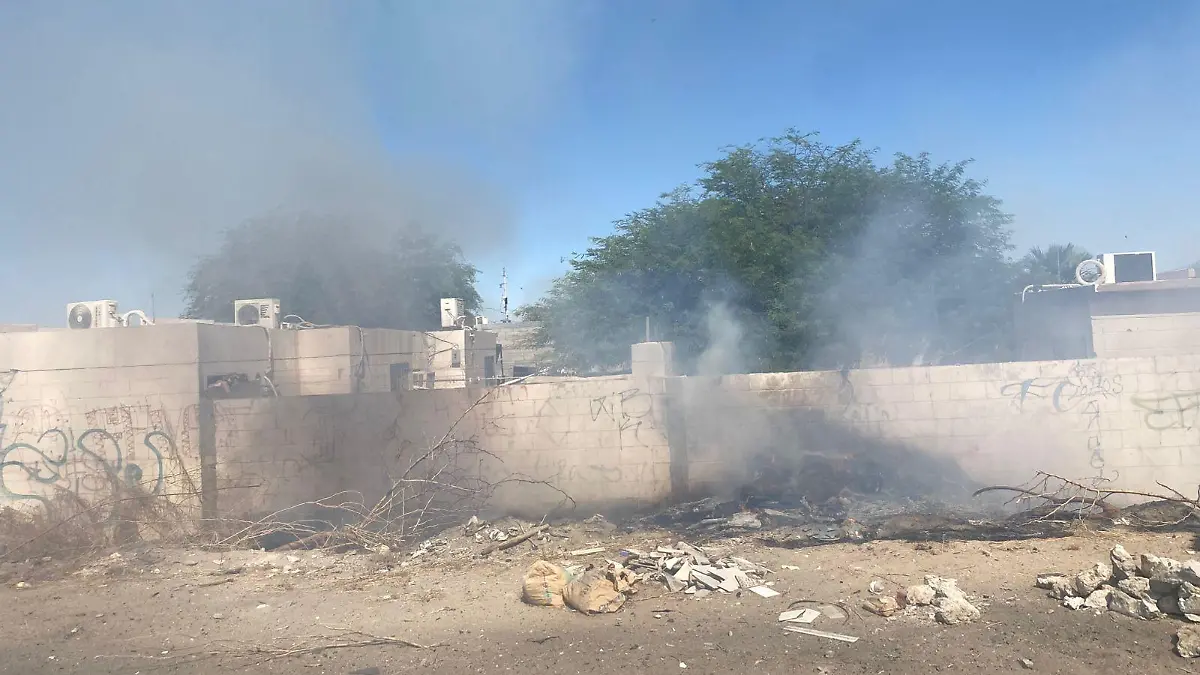 Desconocidos prenden fuego en área residencial