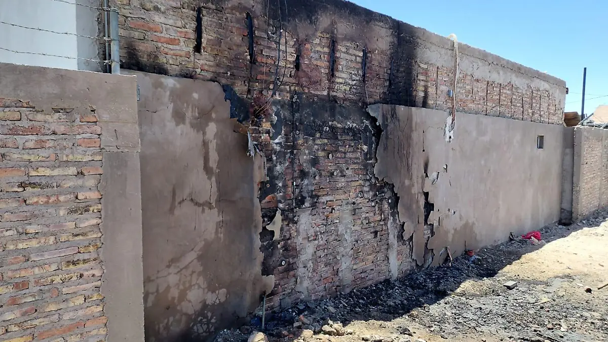 Vagos provocan daños en vivienda al quemar basura