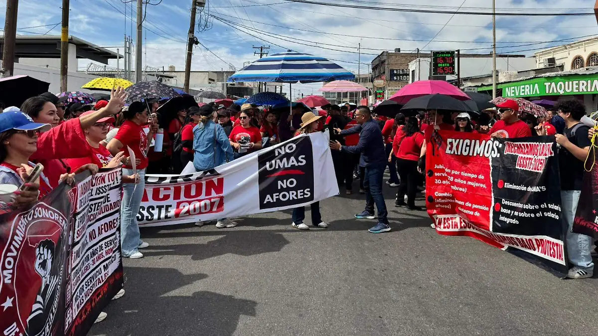 Maestros marchan y bloquen la aduana VF (5)