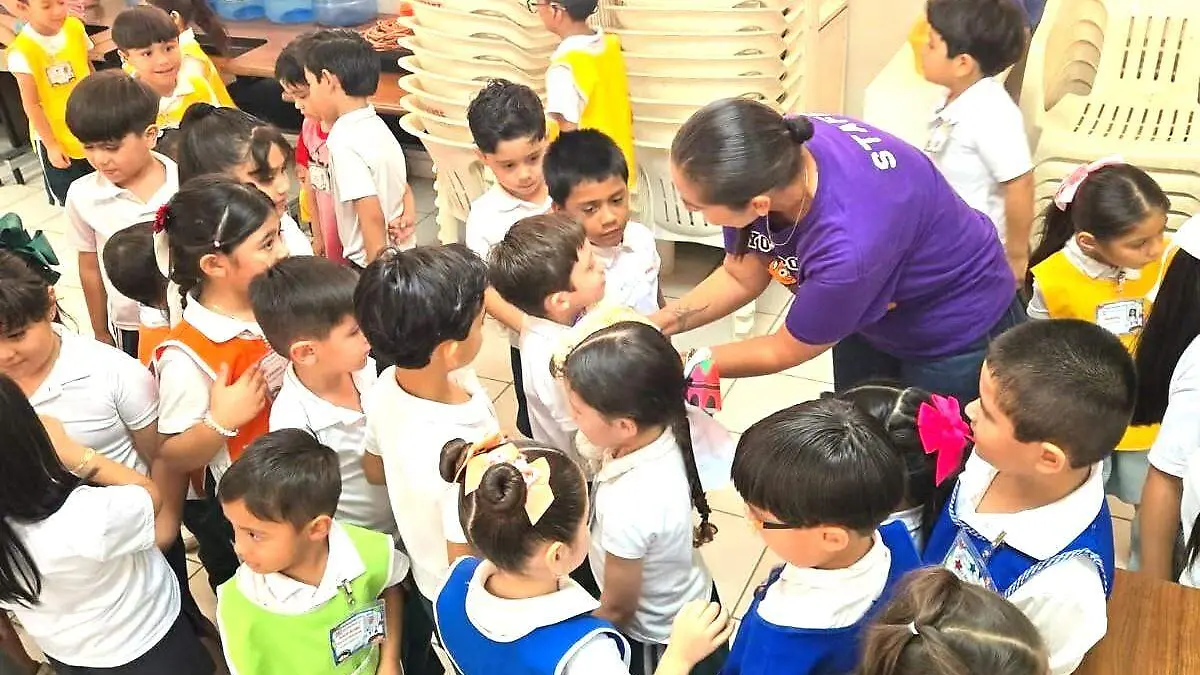 Rebieron visitas niños deñ Club Rotario (4)
