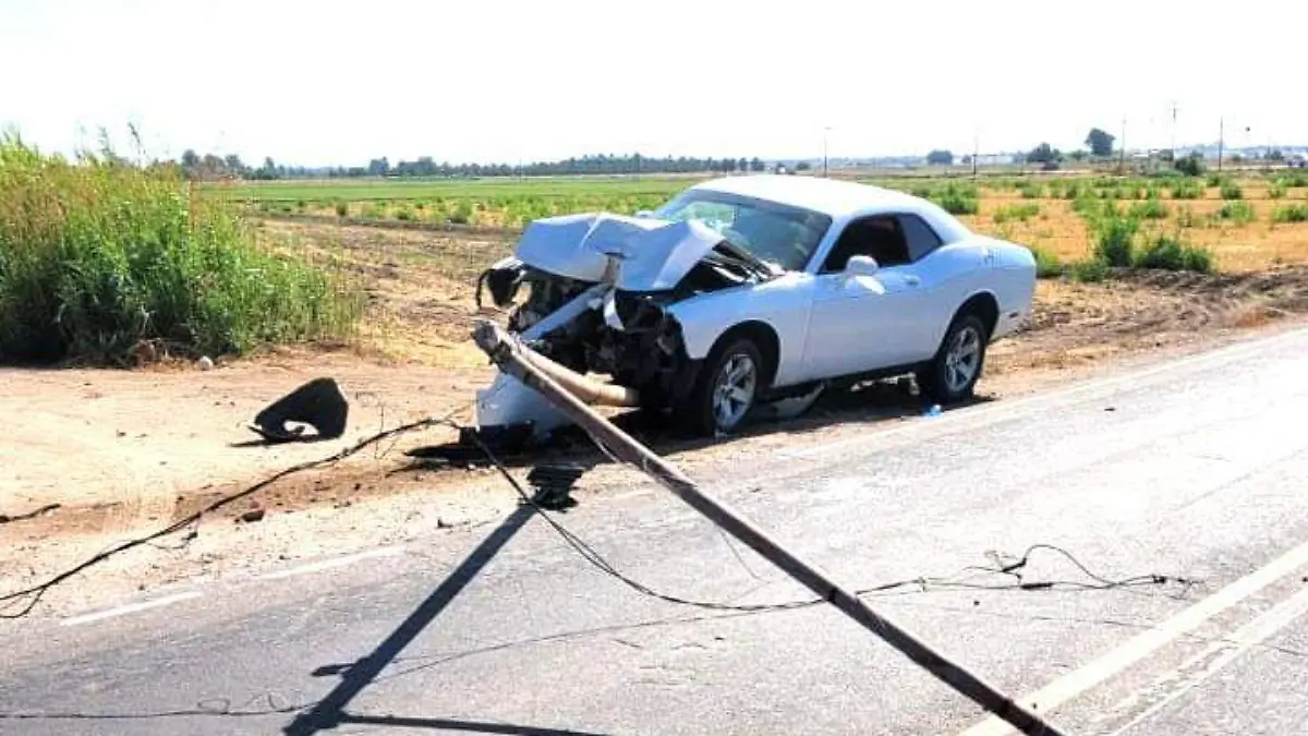 Descontrolado auto derriba poste carretera a Riito