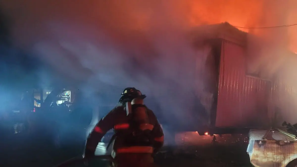 destruye traila y daña autos fuerte incendio