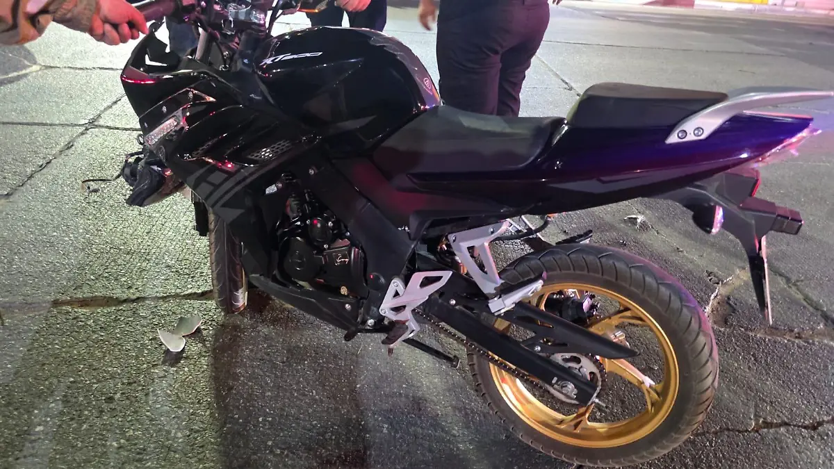 motociclista lesionado al chocar contra auto