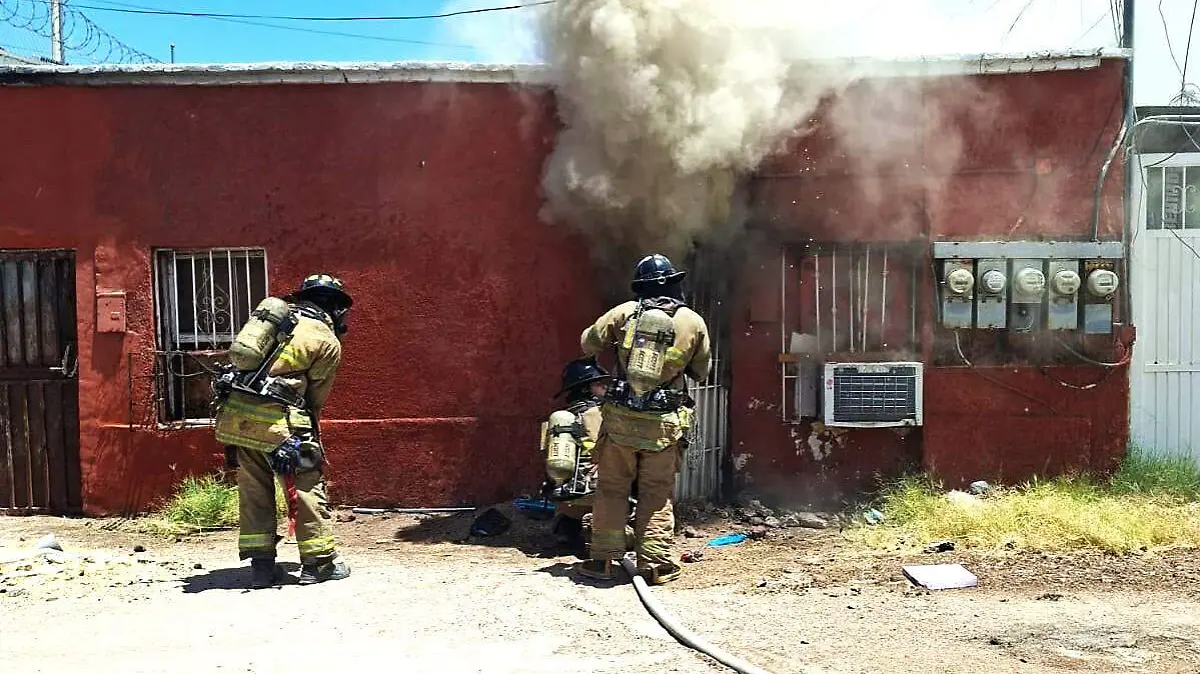 Controlaron bomberos incendios en viviendas