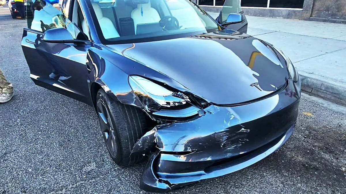 Provoca aparatoso choque auto Tesla