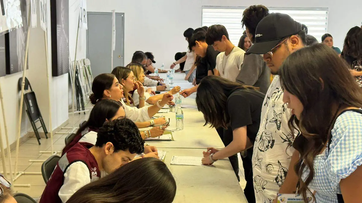 Se entregaron becas a estudiantes VF (2)