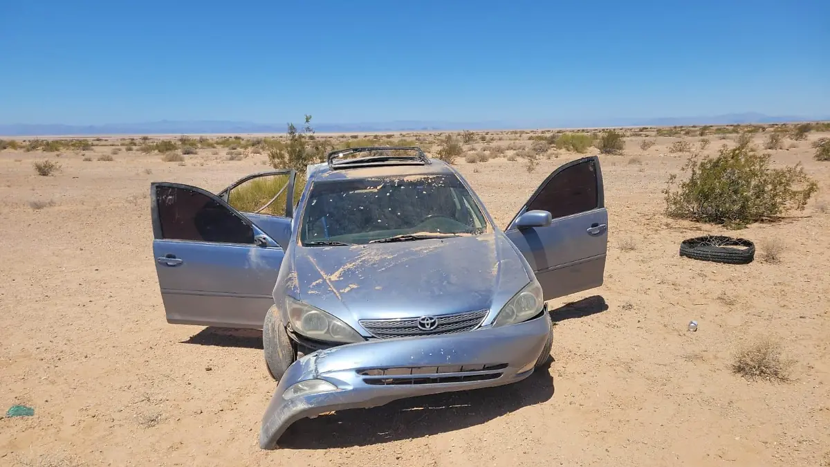 Tres lesionados al volcar auto carretera al Golfo