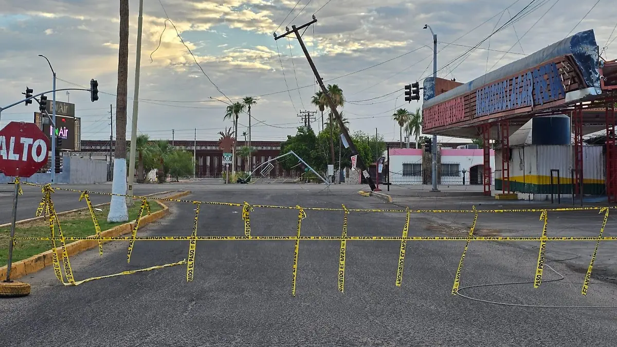 Poste y semáforos dañados