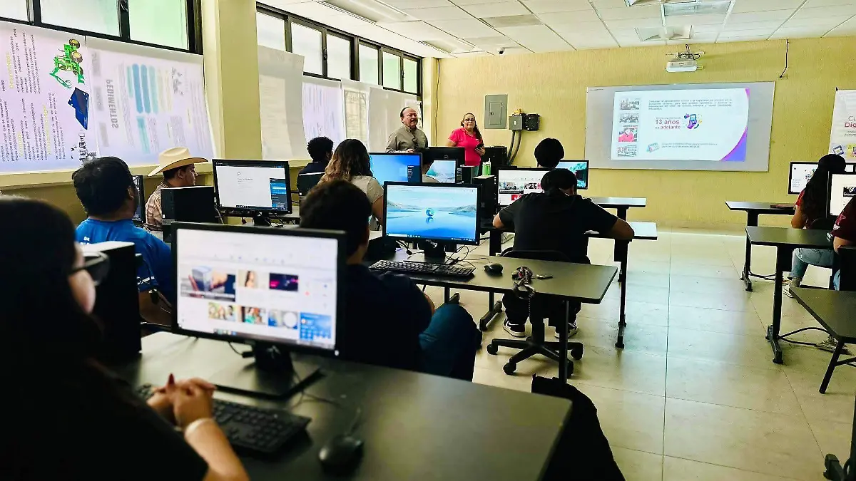 INE orienta a estudiantes de la UT (1)
