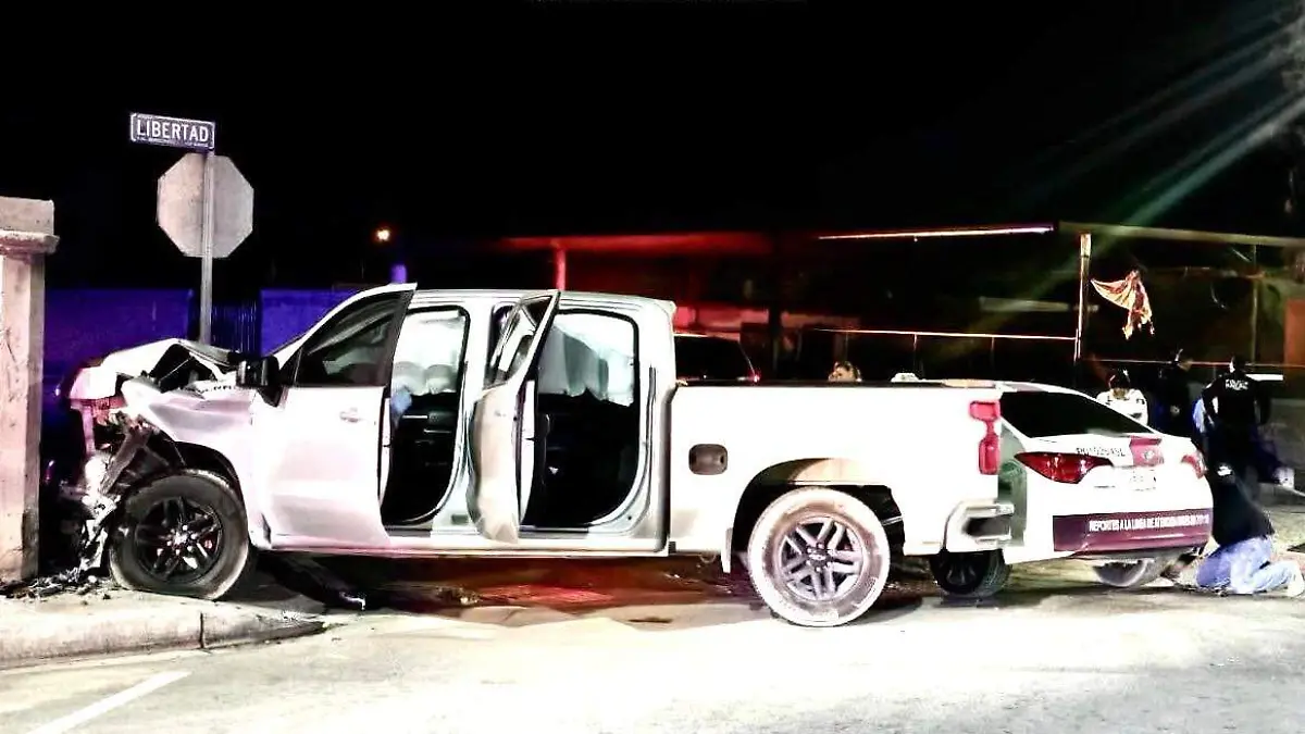 Dos heridos al chocar pick up contra taxi