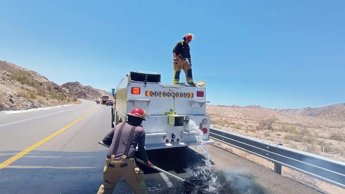 Se desprende llanta en llamas de camión de pasajeros