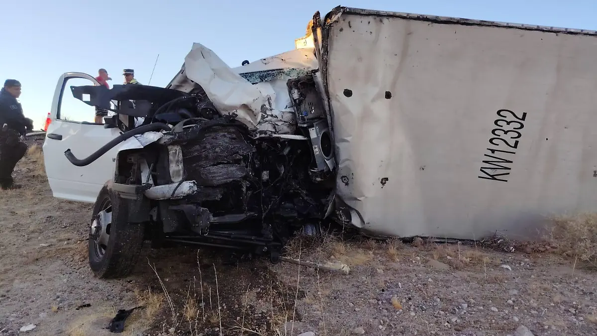 Muere prensado chofer al chocar contra tráiler