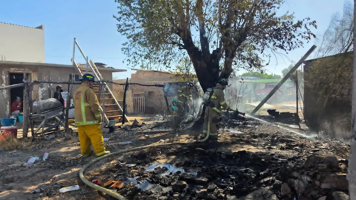 Salvan bomberos vivienda al apagar incendio de basura
