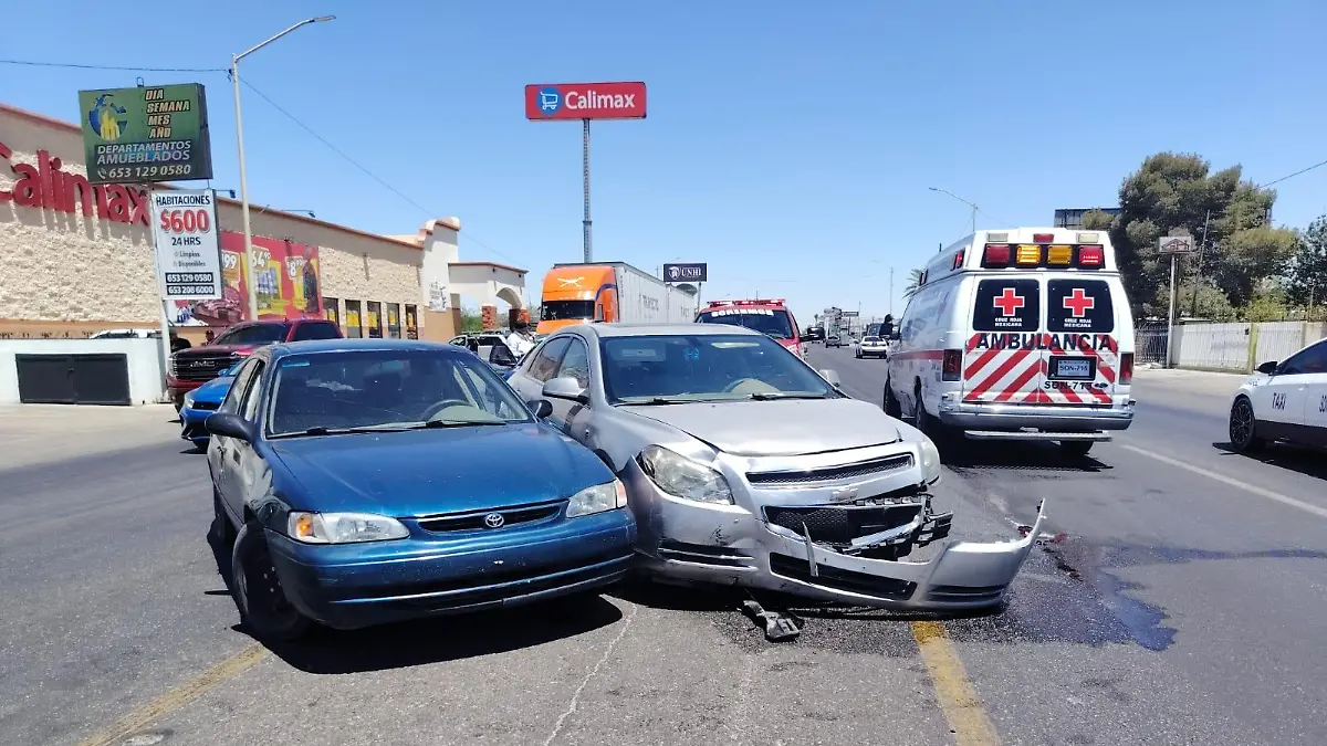 Bomberos y socorristas atienden a accidentadas