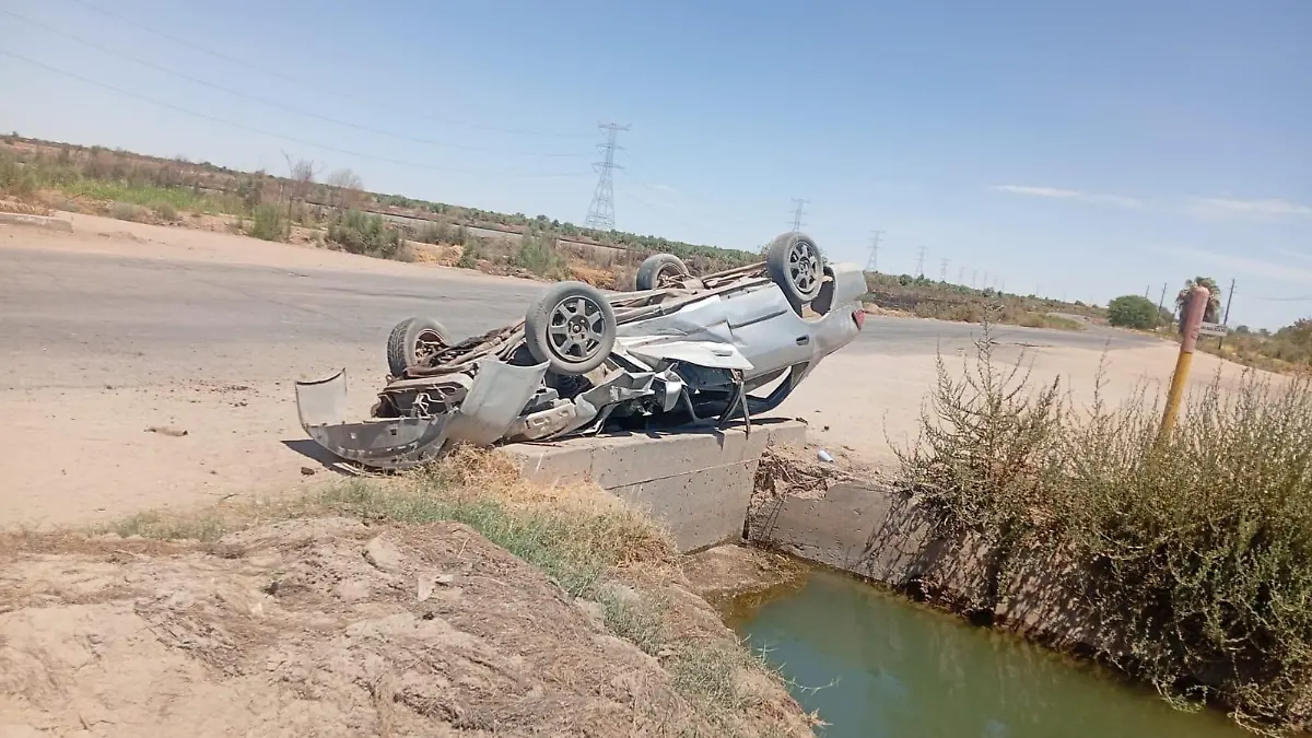Hallan abandonado auto volcado