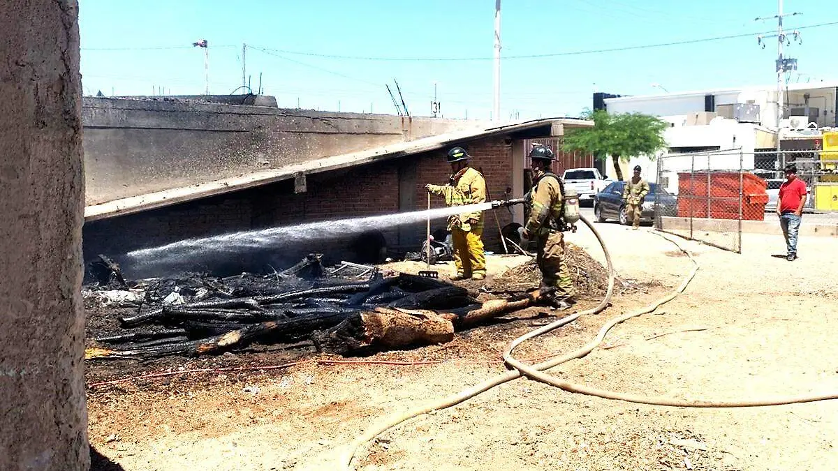 SALVAN BOMBEROS CASA DE INCENDIO