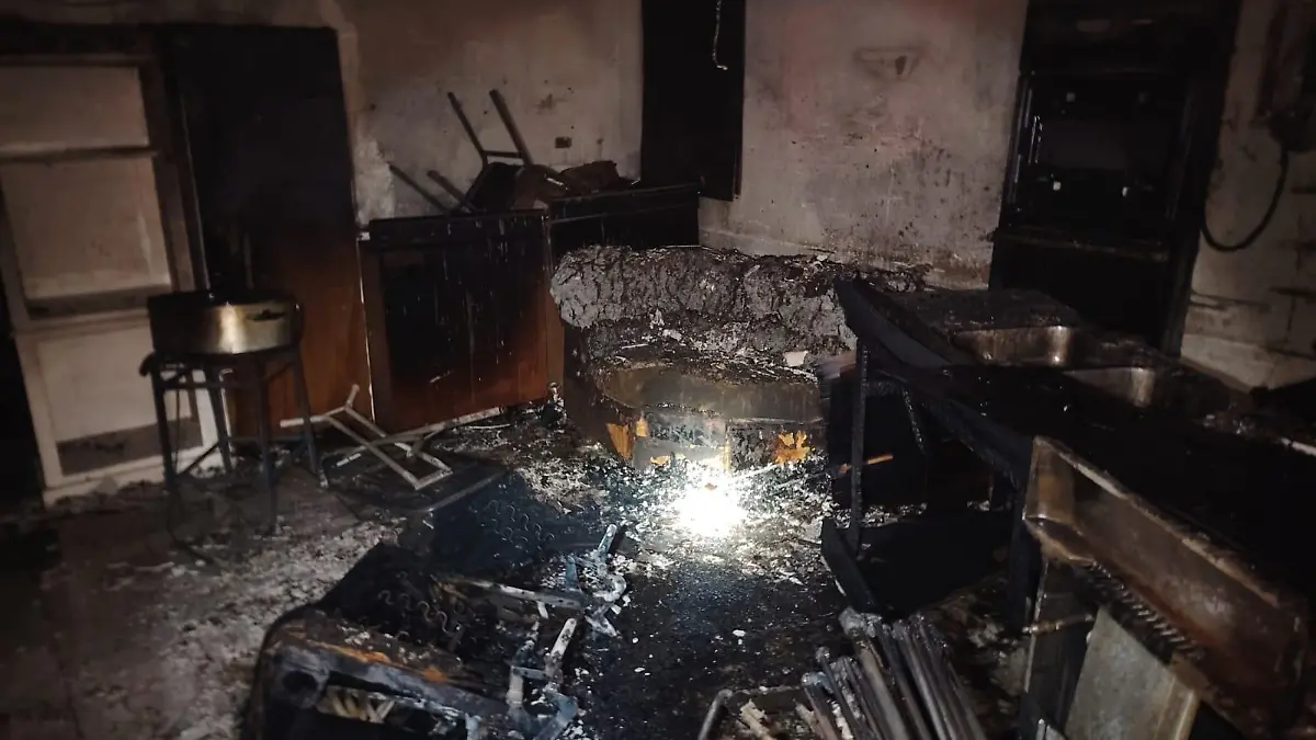 fuertes daños en casa que se quemó por corto circuito