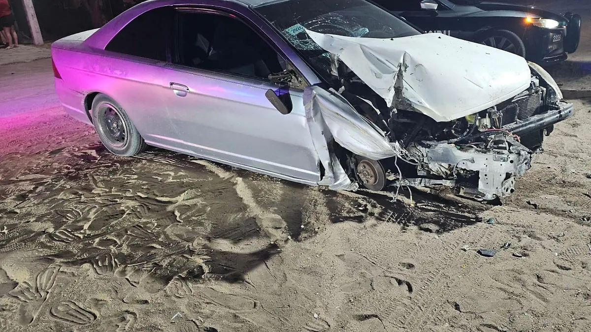 destrozado quedó auto al chocar contra portón