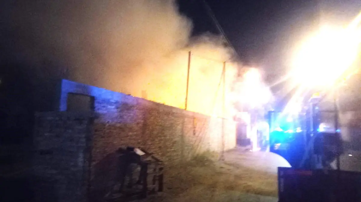 Daña cuarto de madera en llamas vivienda vecina