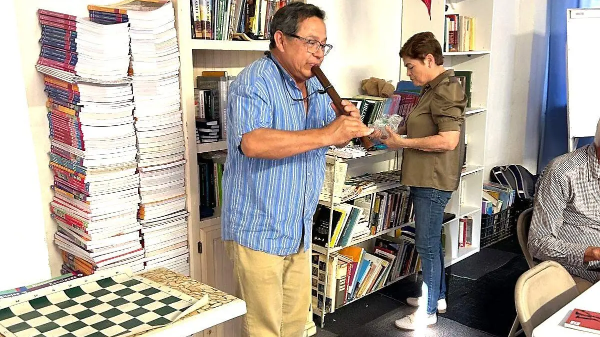 El abuelo Samuel, en donde se ofrecen clases gratis de ajedrez, dominó y pintado con plastilina, además preparan clases de música (1)