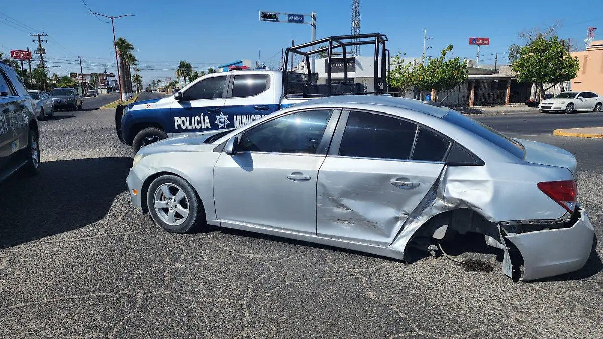 Aparatoso choque en crucero deja sin llanta a un auto