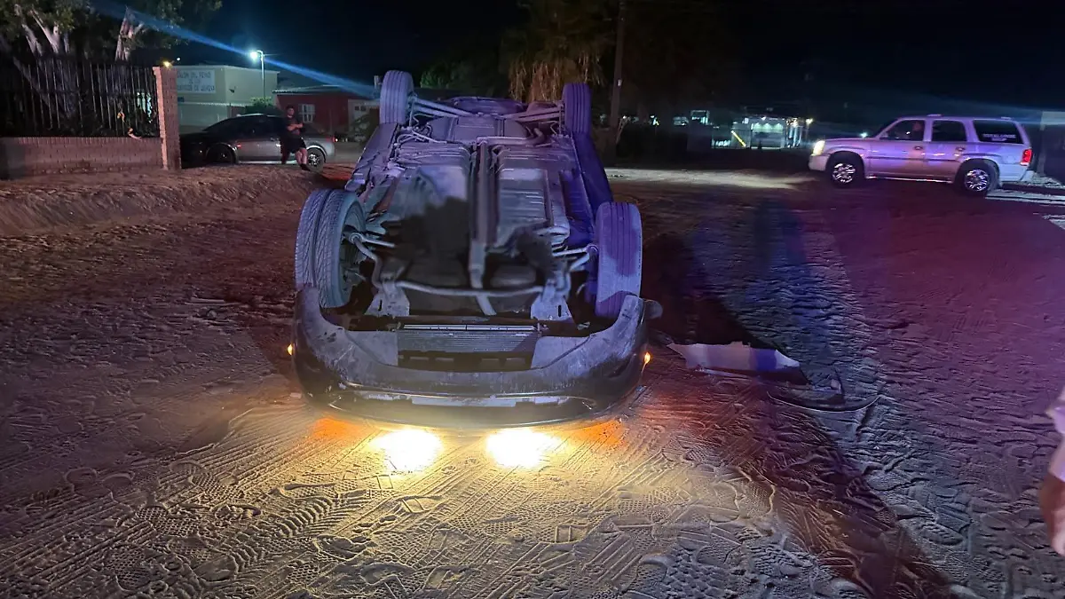 Ilesos resultan madre e hijo en volcadura