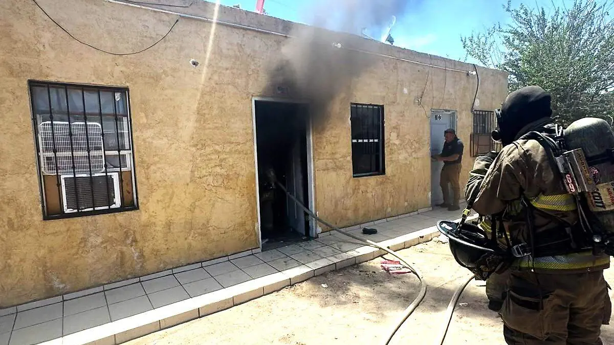 Controlan incendio en cuartería los bomberos