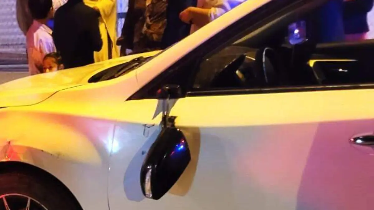 motociclista herido al chocar contra auto