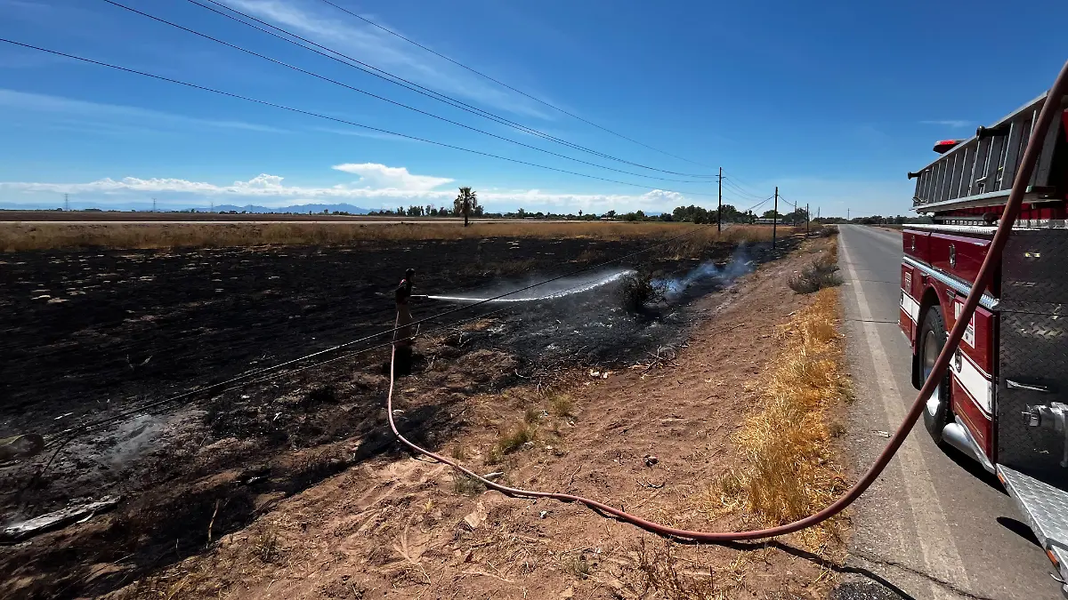 Combaten otro incendio de pastizales y maleza