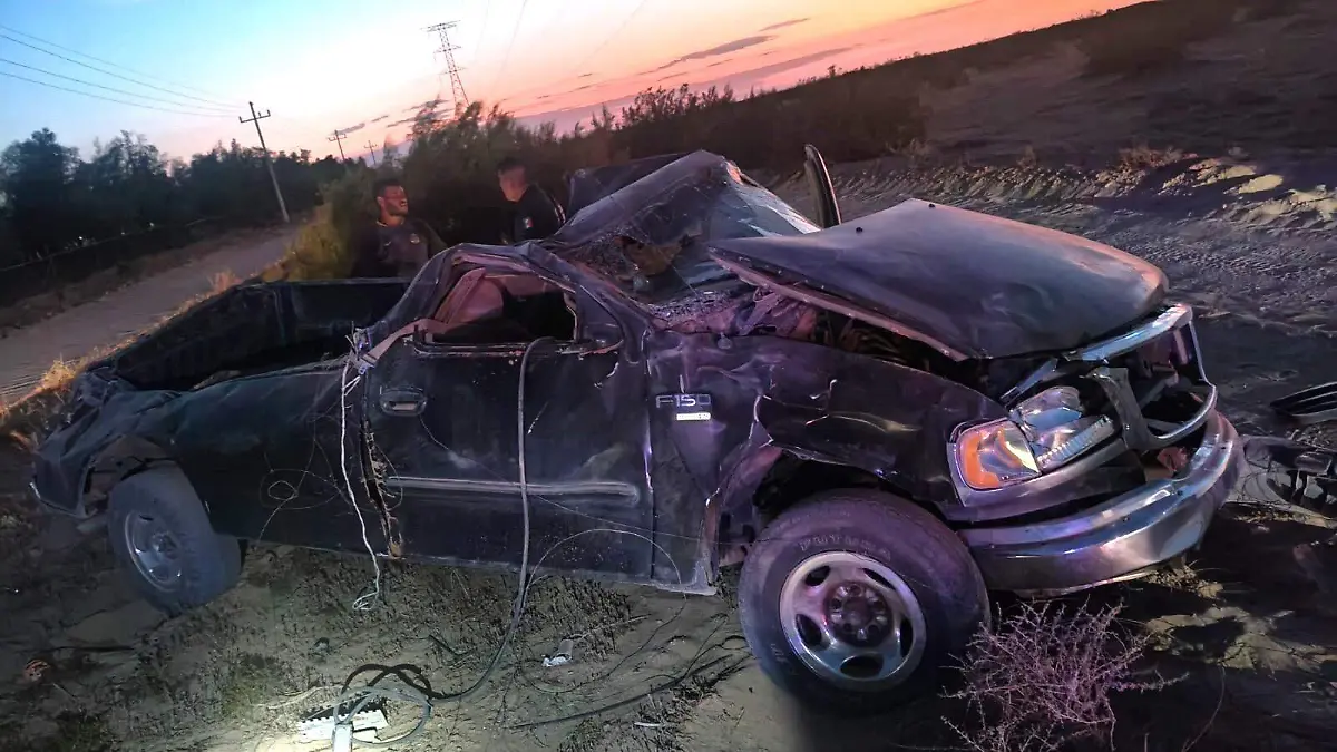 jovenes heridos al volcar en Las Antenas