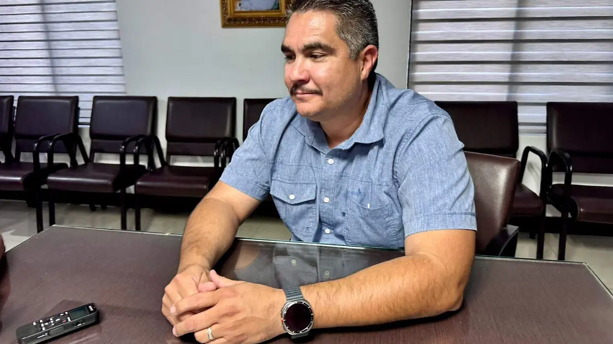 Adrián Hernández se registra como candidato VF (2)