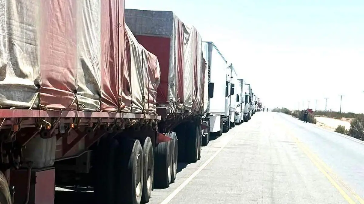 Larga fila de tractocamiones camino a Sonoyta