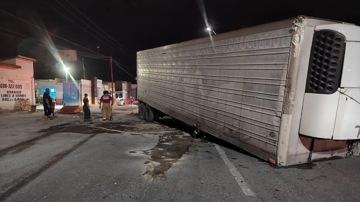 Se desprende caja de tráiler cargado de manzanas