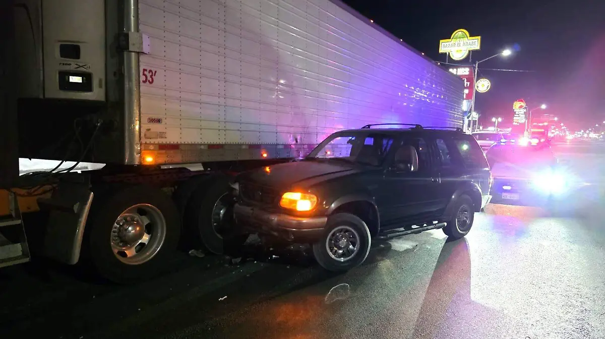 Se estrella contra tráiler y huye